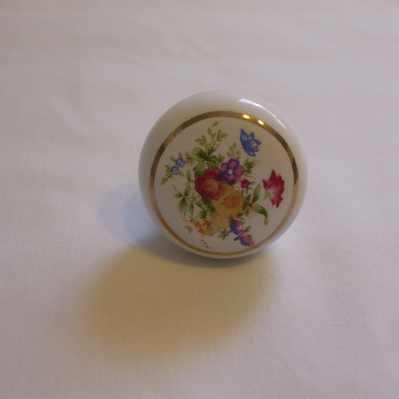 2 Antique Ceramic Cabinet Door Pulls With Flowers - Picture 3 of 3